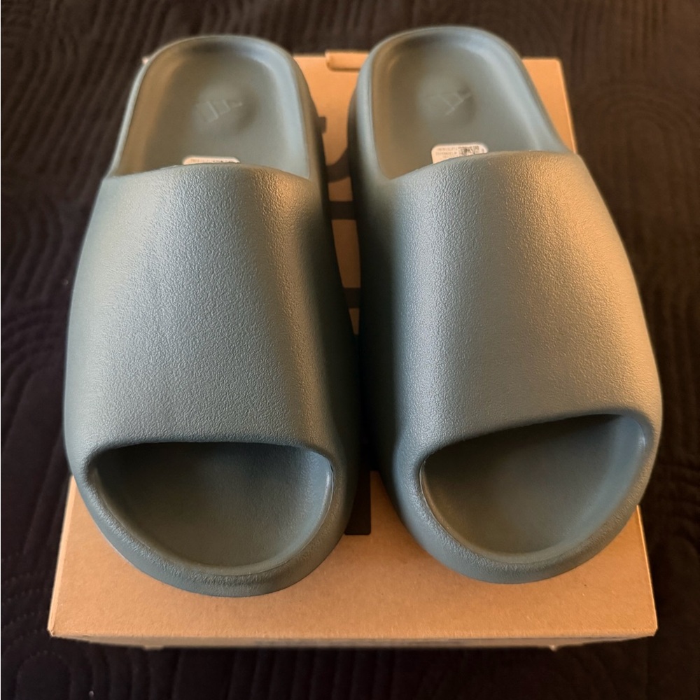 Adidas YZY Slide. Size 7